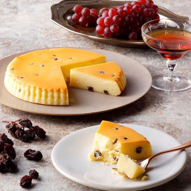 【新発売!📢 季節の御用邸チーズケーキ🍇】

皆さんこんにちは
ニコニコマルシェの橋本です

栃木の人気お土産品である #御用邸チーズケーキ  から
季節限定の完全新作『ラムレーズンチーズケーキ』が販売開始されました✨

ラム酒の甘美な香りがひろがるベイクドチーズケーキです𓈒𓂂◌
ケーキのなめらかな口どけとレーズンの食感を是非お楽しみください😊

※お子様やアルコールに弱い方はご注意ください(アルコール分0.1%未満)

┈┈┈┈┈┈┈┈┈┈
▫御用邸ラムレーズンチーズケーキ
￥1,780(税込)
┈┈┈┈┈┈┈┈┈┈
#道の駅日光 #ニコニコ本陣 #道の駅 #栃木 #栃木旅行 #日光 #栃木土産 #御用邸チーズケーキ #チーズガーデン
#那須