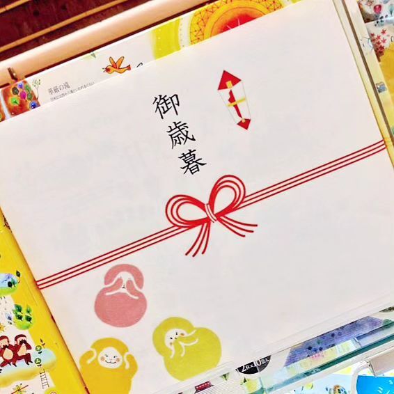 【🙈お歳暮&お年賀熨斗ご用意してます✨】

おはようございます
ニコニコマルシェの橋本です

今年も年末年始に向けて、気軽に使える可愛い熨斗をご用意してみました🙋‍♀️ お歳暮は日光らしく三猿でお年賀は干支の辰です。(短冊verもあります)

勿論、ちゃんとした真面目なものもご用意しますので
ご入り用でしたらスタッフまでお声掛けください😊

皆さまのご利用をお待ちしております🪼

#道の駅日光 #ニコニコ本陣 #道の駅 #栃木 #栃木土産 #日光 #日光旅行 #日光ラスク