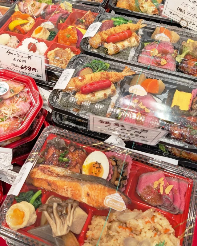 【 🌸彩り弁当ご用意してます🌸 】

おはようございます
ニコニコマルシェの橋本です

春の行楽シーズンに向けて『カルフールキッチン』では
いつも以上に気合いを入れてお弁当をご用意しています🌸✨

ボリューム満点かつ彩り豊かなお弁当ばかりで
見ているだけでワクワクしちゃいますね😊

日光の食材や旬の物も多く取り入れておりますので
ぜひご賞味くださいませ👨‍🍳

#道の駅日光 #ニコニコ本陣 #道の駅 #道の駅グルメ #カルフールキッチン #日光旅行 #鬼怒川温泉 #TOCHIGI #NIKKO