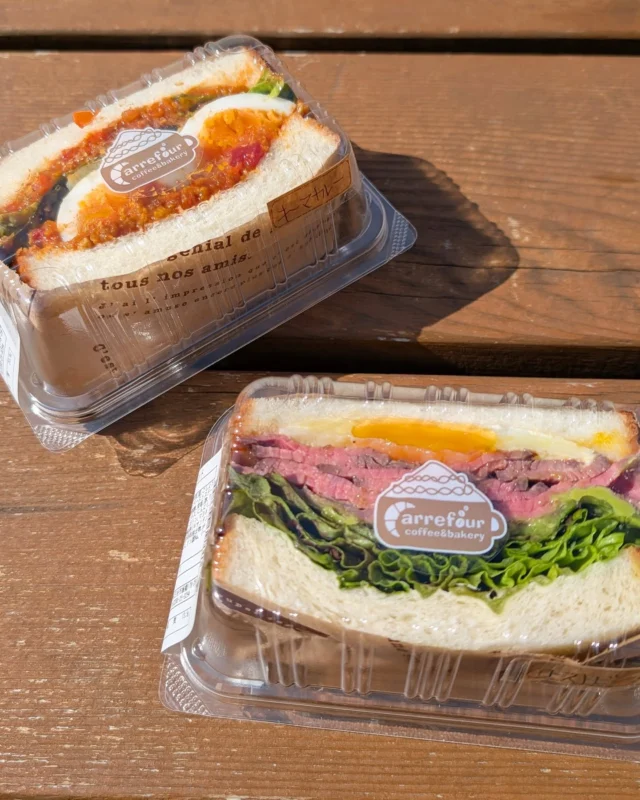 【✨🥪本日のオススメ🥪✨】

おはようございます
ニコニコマルシェの橋本です

本日オススメするのは『カルフールキッチン』の
サンドイッチです👨‍🍳

具沢山でとってもボリューミーなので食べ応え抜群です👍

ローストビーフとキーマカレーの他にも、エビカツやあんバター、厚焼きたまごサンドなど種類豊富にご用意していますよ✨

今市はちょうど桜が見頃なのでお花見のお供にもぜひご利用ください🌸

#道の駅日光 #ニコニコ本陣 #道の駅グルメ #栃木旅行 #日光旅行 #鬼怒川温泉 #NIKKO #ピクニック #お花見