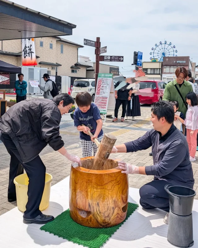 【🐰餅つき会＆おふるまい本日開催中です🐰】

おはようございます
ニコニコマルシェの橋本です

本日はニコニコ広場で『餅つき＆おふるまい』のイベントを開催しております🎪

10時～/12時～/14時～ の各回先着80名さまに整理券をお配りいたします🙋‍♀️

10時の回に参加してくださった皆さまありがとうございました✨
次の回も沢山の方のご参加をお待ちしております😊

#道の駅日光 #ニコニコ本陣 #道の駅 #栃木旅行 #日光 #日光旅行 
#鬼怒川温泉 #NIKKO #TOCHIGI
