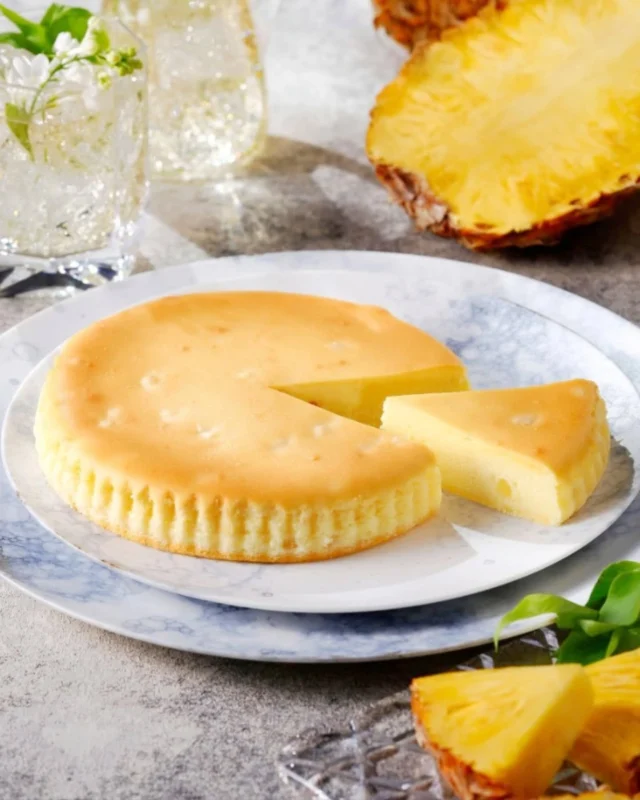 【🍍季節限定御用邸チーズケーキ🍍】

おはようございます
ニコニコマルシェの橋本です

御用邸チーズケーキの季節限定商品に『パイナップルチーズケーキ』が完全新作として登場しました🙌✨

マルシェ店内でも販売中です😊

✧• ──────────────────── •✧
《まろやかなチーズのコクと爽やかな果実の香り》

期間限定フレーバー初のトロピカルフルーツフレーバー。
パイナップルの芳醇な香りや味わいと、チーズのミルキー感が楽しめる、しっとりとした食感のフルーティーなベイクドチーズケーキです。

チーズ生地のなめらかさを損なわないよう、ドライパイナップルの大きさ、配合にもこだわり、一体感のある食感と味わいに仕上げました。

一口目からひろがるのは、チーズケーキのしっとりなめらかな食感と、ふわりと立つ爽やかな果実の香り。まろやかなチーズのコクに、ドライパイナップルの甘酸っぱさが重なり合い、軽やかで涼やかな後味を残します。

￥1,880(税込)
✧• ──────────────────── •✧

#道の駅日光 #ニコニコ本陣 #道の駅 #栃木旅行 #日光旅行 #鬼怒川温泉 #御用邸チーズケーキ #チーズガーデン #NIKKO #TOCHIGI