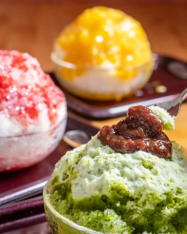 【✨🍧日光天然氷のかき氷🍧🥄】

おはようございます
ニコニコマルシェの橋本です

まだ5月の下旬ですが、既に夏の気温が続いていて先が思いやられますね…🫠🫠☀️

今年はいつもより早くかき氷で涼を取るのはいかがでしょうか？

道の駅日光内にある『和食処かなめ屋』では #松月氷室 さんの日光天然氷を使用したかき氷を一年中ご提供しております🍧

イチゴ、小倉抹茶、完熟マンゴーの他にもメロンやレモンなど沢山のフレーバーをご用意していますよ🍈🍋

お食事と一緒に涼しい店内でお召し上がりいただけるので
かなり穴場スポットかと思います👍

お近くにお越しの際にはぜひお立ち寄りくださいませ☺️

┈┈┈┈┈┈┈┈┈┈
▫日光天然氷のかき氷
￥800(税込)～
┈┈┈┈┈┈┈┈┈┈
#道の駅日光 #ニコニコ本陣 #道の駅 #道の駅グルメ #栃木 #栃木旅行 #日光 #日光旅行 #鬼怒川温泉 #天然かき氷