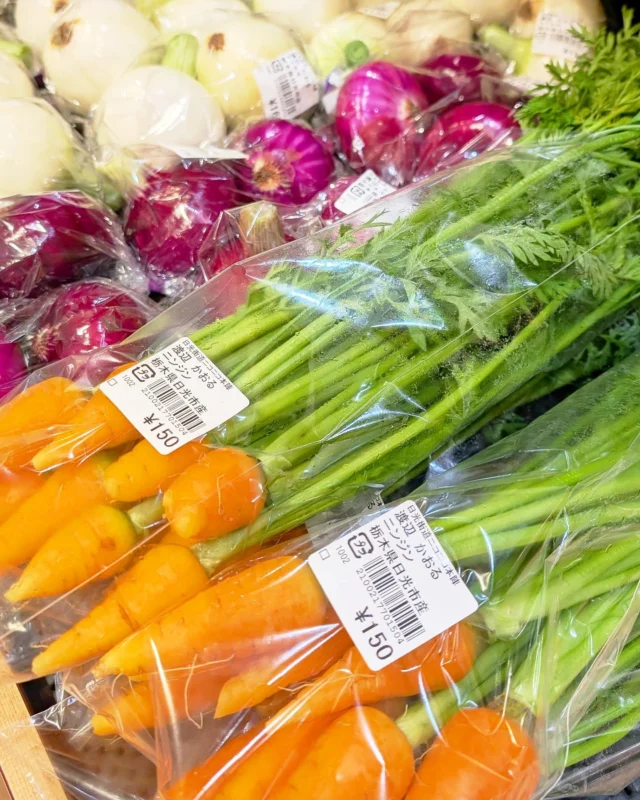 【新鮮野菜入荷してます🥕】

おはようございます
ニコニコマルシェの橋本です

ただいまの日光市今市の天気は晴れ🌞
本日も新鮮な地場野菜がたくさん入荷しています!

今の時期はサニーレタスやキャベツがお求めやすくなっていてオススメです🙆‍♀️

まもなく関東地方も梅雨入りするみたいなので
今日のようなお買い物日和はぜひお立ち寄りくださいませ☺️

#道の駅日光 #ニコニコ本陣 #道の駅 #農産物直売所 #栃木旅行 #日光 #日光旅行 #鬼怒川温泉 #NIKKO