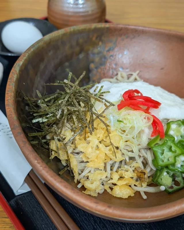 【 ⛅️蕎麦屋 夏のおすすめメニュー🎐 】

皆さんこんにちは
ニコニコマルシェの橋本です

昨日に引き続き今日も暑いですね😵

あまりにも暑いのでお昼は絶対にサッパリとしたものが食べたい…！ と思い、『そば処 蕎粋庵』の #冷かけとろろ蕎麦 を注文しました✨

冷たいお蕎麦にオクラやとろろがトッピングされていて、
温泉たまごとお好みの量の自家製つゆを掛けていただきます🙌

たっぷりのとろろが乗っているので見た目よりもかなりボリューミーで、食べ応え抜群なのでバテ防止にもよいです👍

みなさまもぜひご賞味ください☺️

#道の駅日光 #ニコニコ本陣 #道の駅 #栃木グルメ #日光旅行 #鬼怒川温泉 #蕎麦処 #蕎粋庵