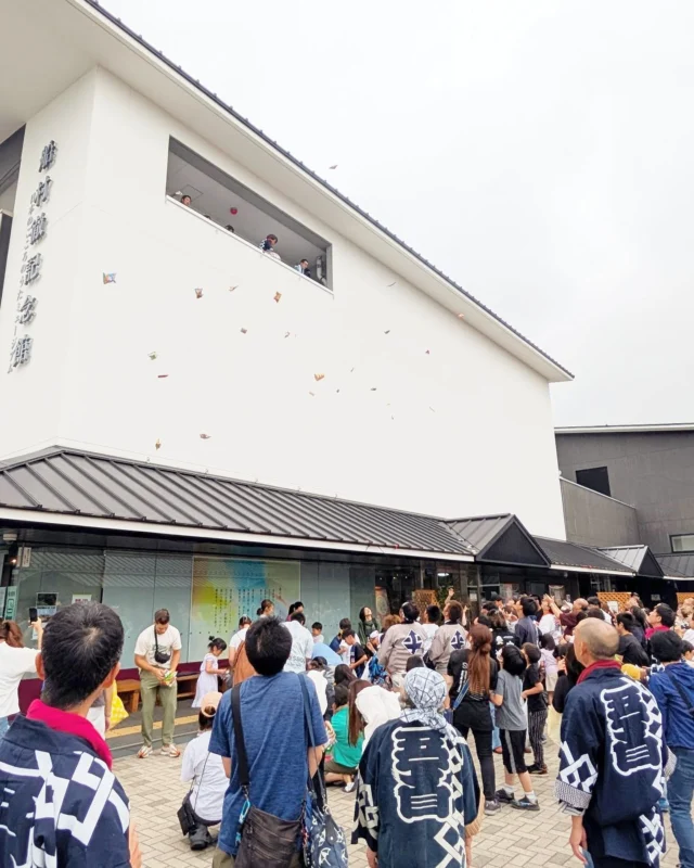 おはようございます
ニコニコマルシェの橋本です

本日も今市の #八坂祭 です🏮
昨日に引き続きニコニコ本陣にもお神輿が来る予定です

周辺道路では交通整理が行われる場合がありますので
お車でのご来店を予定されている方はご注意ください💁

昨日の夕方は船村徹記念館の3階から『がらまき』が行われ
とても盛り上がっていました✨✨

地域の伝統的なお祭りがこうして続いていくのはとても素敵ですね☺️

お越しの際にはぜひ皆さまもお楽しみください🍻

#道の駅日光 #ニコニコ本陣 #今市 #今市八坂祭 #日光 #日光観光 #栃木 #NIKKO #TOCHIGI