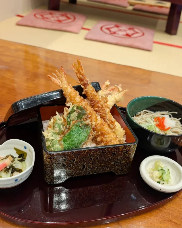 【 蕎麦屋 夏のおすすめメニュー✨ 】

おはようございます
ニコニコマルシェの橋本です

#蕎粋庵 では本日からの3日間限定で『 大海老天重(半そば付) 』をご用意しています!🦐🦐

超BIGサイズのエビが4本も乗っていてとってもボリューミーです✌️
お蕎麦は温と冷からお好きな方をお選びできますよ☺️

夏の暑さに負けないようにたっぷり食べてスタミナをつけていきましょう💪

┈┈┈┈┈┈┈┈┈┈

▫大海老天重(半そば付)
￥2,000(税込)

┈┈┈┈┈┈┈┈┈┈
#道の駅日光 #ニコニコ本陣 #道の駅グルメ #栃木旅行 #日光 #日光市 #日光旅行