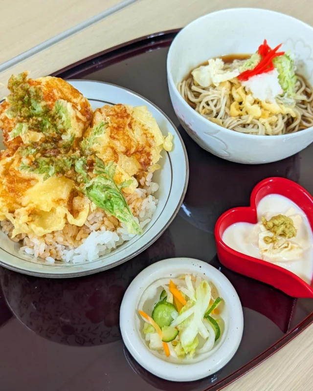 【 レギュラー入り⭐︎ゆば天丼セット】

みなさんこんにちは
ニコニコマルシェの橋本です

蕎粋庵で期間限定メニューとしてご提供していた『ゆば天丼セット』ですが、みなさまの声にお応えして定番メニューにすることになりました🤝

日光名物の『巻ゆば』を贅沢に乗せた天丼とさっぱりとしたお蕎麦の組み合わせが最高です✨

お蕎麦は温・冷お好きな方をお選びいただけます👍

店長のイチオシなので
ぜひご賞味くださいませ☺️

#道の駅日光 #ニコニコ本陣 #道の駅グルメ #蕎粋庵 #日光グルメ #日光旅行 #鬼怒川温泉 #TOCHIGI #NIKKO