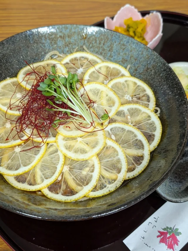 【 夏限定🌻レモン蕎麦 】

本日は そば処蕎粋庵の夏限定おすすめメニュー『レモン蕎麦』をご紹介します💁🍋🍋

人気の『かけ蕎麦』の上に輪切りにしたレモンをたっぷりとトッピングした超爽やかなメニューです🐻‍❄️

お好みでレモンの果汁を絞りながらお召し上がりください😊

暑くてバテぎみという方や、たまにはちょっと変わったお蕎麦を食べてみたい!という方にもオススメですよ✨

この機会にぜひご利用ください🙋‍♀️
┈┈┈┈┈┈┈┈┈┈
▫レモン蕎麦
￥1,200(税込)
┈┈┈┈┈┈┈┈┈┈
#道の駅日光 #ニコニコ本陣 #道の駅 #栃木グルメ #日光旅行 #栃木旅行 #鬼怒川温泉 #蕎粋庵