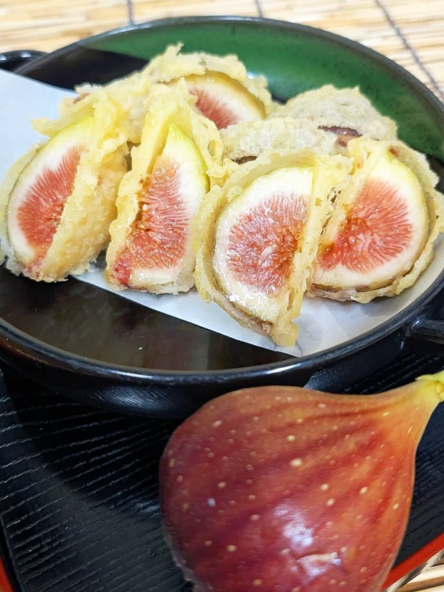 【 期間限定 いちじくの天ぷら 】

店内『そば処 蕎粋庵 』では、本日より『いちじくの天ぷら』をご用意しています✨

よい無花果が入荷した時だけの数量限定メニューです!☺️

私も味見をさせて貰いましたが、とっても甘くてジューシーな無花果でした🙋‍♀️(加熱することで更に甘くなるみたいです)

岩塩を少し振りかけるとより美味しく召し上がれますよ👍

この機会にぜひご利用ください♩

┈┈┈┈┈┈┈┈┈┈
▫いちじくの天ぷら
￥500(税込)
┈┈┈┈┈┈┈┈┈┈

#道の駅日光 #ニコニコ本陣 #道の駅 #道の駅グルメ #栃木旅行
#日光旅行 #鬼怒川温泉 #蕎粋庵 #蕎麦屋
