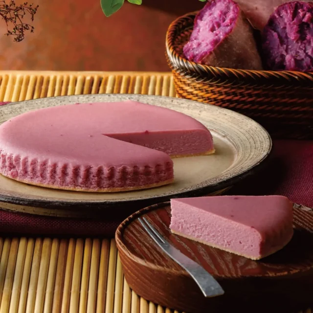 【🍠御用邸 紅芋チーズケーキ🍠】

おはようございます
ニコニコマルシェの橋本です

チーズガーデンさんの季節限定品から、完全新作の『紅芋チーズケーキ』が発売となったのでお知らせです💁

🍠🍠🍠🍠🍠🍠🍠🍠🍠🍠🍠🍠🍠🍠🍠
紅芋の穏やかな甘みと奥深い風味に、チーズのミルキーなコクを合わせた、しっとり濃厚なベイクドチーズケーキ。

数種類のチーズをブレンドした生地に、沖縄県産紅芋パウダーを練り込み、紅芋の香りと甘みが楽しめるように丁寧に焼き上げました。

封を開けると、紅芋ならではの甘くやさしい香りと、鮮やかな紫色の生地が見た目にも華やかで、おもてなしにもぴったりな一品です。

そのままはもちろん、トースターで温めれば焼き芋のような香ばしさが増し、ひと味違った味わいをお楽しみいただけます。
🍠🍠🍠🍠🍠🍠🍠🍠🍠🍠🍠🍠🍠🍠🍠

この機会にぜひご利用ください✨

┈┈┈┈┈┈┈┈┈┈
▫紅芋チーズケーキ
￥1,880(税込)
┈┈┈┈┈┈┈┈┈┈
#道の駅日光 #ニコニコ本陣 #道の駅 #栃木旅行 
#栃木土産 #日光 #日光旅行 #鬼怒川温泉 #TOCHIGI #NIKKO