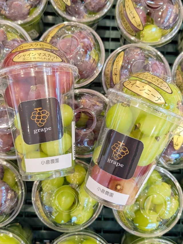 【 🍇ぶどう食べ比べカップ🍇 】

おはようございます
ニコニコマルシェの橋本です

農産物直売コーナーには
秋が旬のぶどうがずらりと並んでいます🍇

中でもオススメなのが、日光にある『小倉農園 @ogura210 』さんの食べ比べカップです✨

赤ぶどうとシャインマスカットの2種類を気軽に食べ比べすることができますよ♩

いろいろな品種が出ているので、お好みのものをチョイスしてみてください☺️

#道の駅日光 #ニコニコ本陣 #農産物直売所 #道の駅めぐり #ぶどう #シャインマスカット #日光旅行