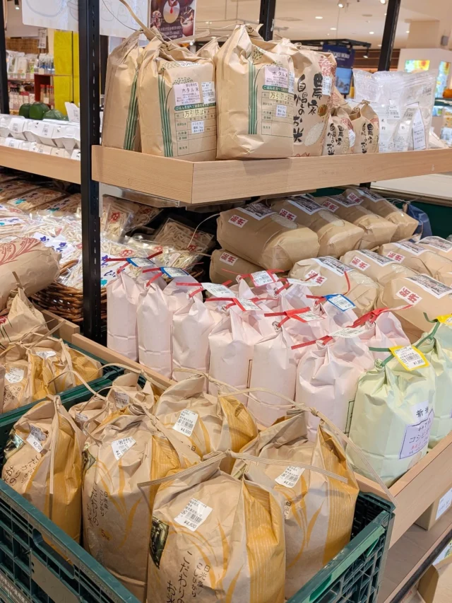 【🌾 新米入荷してます🌾 】

おはようございます
ニコニコマルシェの橋本です

農産物直売コーナーでは、令和7年産の新米がたっぷりと入荷してます👏

地元の農家さんが丹精込めて作った日光産の新米です👩‍🌾
(取り扱いは3kg～5kg中心になっています)

宇都宮大学が開発したブランド米の『#ゆうだい21 』も入荷しておりますので、ぜひご賞味ください☺️

┈┈┈┈┈┈┈┈┈┈
※土日など、お客様が多くいらっしゃる日には品切れになってしまうことがあります。予めご了承くださいませ※
┈┈┈┈┈┈┈┈┈┈
#道の駅日光 #ニコニコ本陣 #道の駅 #栃木旅行 #日光旅行 #新米 #農産物直売所 #NIKKO #TOCHIGI