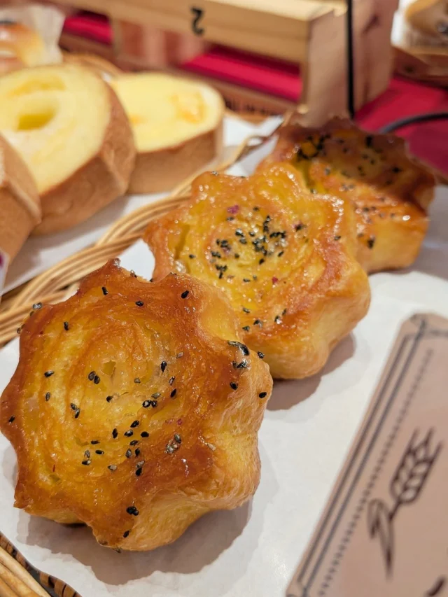 【 新商品🍠おいものクイニー🍠 】

おはようございます
ニコニコマルシェの橋本です

金谷ホテルベーカリーでは季節の新作『おいものクイニー』が発売されました🫶

蜜漬けした甘いおイモのダイスを巻き込んでクイニー風に焼き上げたスイーツ感覚のパンです

外はカリカリで中はもっちりほくほくな食感です☺️
紅茶と一緒に3時のおやつにいかがでしょうか？

#金谷ホテルベーカリー では、このほかにも季節限定のパンをたくさんご用意しています🍁

道の駅日光へお越しの際にはぜひお立ち寄りください🥐

#道の駅日光 #ニコニコ本陣 #道の駅 #栃木旅行 #パン屋巡り
#日光 #日光旅行 #鬼怒川温泉