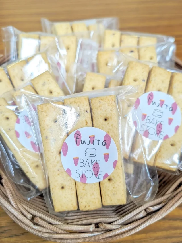 【 🍠フジタベイクストア 季節限定品🍠 】

おはようございます
ニコニコマルシェの橋本です

『焼き綿菓子』や『3猿クッキー缶』が大人気の #フジタベイクストア さんから、秋の限定商品『さつまいものショートブレッド』が新発売されました！

スコットランド伝統のバターをたっぷりと使った焼き菓子を『ショートブレッド』と呼ぶそうです🧈

サクサクほろほろとした食感で、さつまいものまろやかな甘みと風味を感じます☺️

フジタさんのお菓子は素材にこだわっていて
体に優しいおいしさです✨

この機会にぜひみなさまもご賞味ください⋆*

#道の駅日光  #ニコニコ本陣 #道の駅 #日光旅行 #鬼怒川温泉 #fujitabakestore