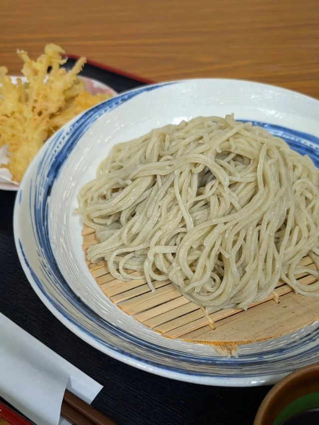 【🍁秋の新そば始まりました🍁】

皆さんこんにちは
ニコニコマルシェの橋本です

店内 #そば処蕎粋庵 では『秋の新そば』が始まりました！✨

ご用意しているのは『日光あおい蕎麦』という名前のブランド蕎麦で、本日 #日光東照宮 への奉納もされました🙈🙉🙊

肉眼で見るとうっすらと青みがかっていて、とても香り高い味わいです🙌
季節の天ぷらと一緒にもり蕎麦でいただくのがオススメですよ👍

日光にお越しの際にはぜひ『日光そば』もご堪能ください😊

┈┈┈┈蕎麦処蕎粋庵┈┈┈┈┈
OPEN︰11:00
CLOSE︰18:00( L.O.17:30 )

※その日の蕎麦が無くなり次第終了です
┈┈┈┈┈┈┈┈┈┈┈┈┈┈┈
#道の駅日光 #ニコニコ本陣 #道の駅グルメ #日光そば #栃木旅行 #日光観光 #鬼怒川温泉