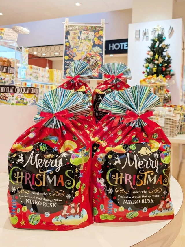 【︎🌟日光ラスクXmasパッケージ🎅🏻´-】⁡
⁡⁡
⁡おはようございます⁡
⁡ニコニコマルシェの橋本です⁡
⁡⁡
⁡本日からクリスマスパッケージの日光ラスクが発売になりました💁⁡
⁡⁡
日光らしさがありながらもクリスマスの雰囲気を楽しめるポップで可愛らしいパッケージです✨⁡
⁡⁡
中には日光ラスクの人気フレーバーが6種類も入っています☺️⁡
⁡⁡
⁡日光のお土産にもプレゼントにもオススメです🎁⁡
期間限定なのでこの機会にぜひご利用ください⁡
⁡⁡
⁡┈┈┈┈┈┈┈┈┈┈⁡
⁡▫日光ラスクXmasパッケージ⁡
⁡￥1,080(税込)⁡
⁡┈┈┈┈┈┈┈┈┈┈⁡
⁡#道の駅日光 #ニコニコ本陣⁡ #日昇堂 #道の駅 #栃木土産 #日光旅行 #鬼怒川温泉 #NIKKO⁡
⁡⁡
⁡