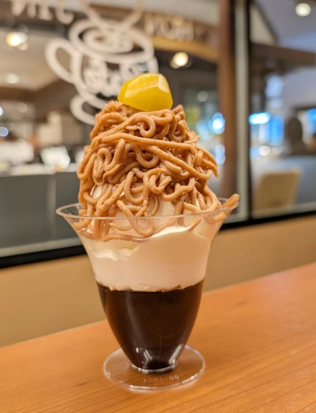 【 新商品✩.*˚コーヒーゼリーモンブラン 】⁡
⁡⁡
みなさんこんにちは⁡
⁡ニコニコマルシェの橋本です⁡
⁡⁡
⁡店内 #本陣カフェ では、本日から新商品の『コーヒーゼリーモンブラン』をご用意しています💁
⁡⁡
自家製コーヒーゼリーの上に、濃厚なバニラソフトと甘いホイップ、さらにマロンクリームなどをたっぷりとトッピングしました✨⁡
⁡⁡⁡⁡⁡
⁡コーヒーゼリーソフトを上回る贅沢なサンデーです‪🍦‬⁡
⁡⁡暖かい店内でゆっくりとお召し上がりください😊⁡
⁡⁡
⁡┈┈┈┈┈┈┈┈┈┈⁡
⁡▫コーヒーゼリーモンブラン⁡
⁡￥730(税込)⁡
⁡┈┈┈┈┈┈┈┈┈┈⁡
⁡#道の駅日光 #ニコニコ本陣 #道の駅 #道の駅グルメ #栃木旅行 #日光旅行 #鬼怒川温泉 #カフェ
⁡
⁡
⁡
⁡