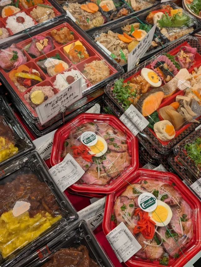 【 2025年ラスト営業です🐍 】⁡
⁡⁡
⁡おはようございます⁡
⁡ニコニコマルシェの橋本です⁡
⁡⁡
⁡⁡2025年大晦日の本日もマルシェは通常通り営業中です🙋‍♀️⁡
⁡お野菜はもちろんのこと、豪勢な手作り弁当もたくさんご用意してお待ちしていますよ✨⁡
⁡⁡
明日元日もいつもと変わらず朝9時オープンです⁡
⁡初売りの準備は万端なので是非みなさまお立ち寄りくださいませ🐣⁡
⁡⁡
⁡今年も道の駅日光をご愛顧いただき誠にありがとうございました。⁡
⁡また来年もどうぞよろしくお願いいたします！🫶⁡
⁡⁡
⁡#道の駅日光 #ニコニコ本陣 #道の駅グルメ #日光旅行 #栃木旅行 #鬼怒川温泉 #道の駅めぐり