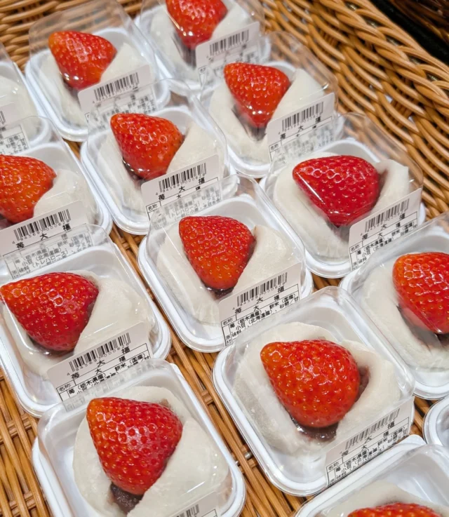 【🍓いちご大福入荷してます🍓】⁡
⁡⁡
⁡おはようございます⁡
⁡ニコニコマルシェの橋本です⁡
⁡⁡
⁡バレンタインまでの期間限定商品(土日のみ)として⁡
⁡宇都宮にある『御菓子司 桝金』さんのいちご大福をご用意しています✨⁡
⁡⁡
⁡ツヤツヤに輝くいちごは⁡
⁡栃木を代表する品種の『とちあいか』です🙋‍♀️⁡
⁡⁡
⁡白大福とショコラ大福の2種類ありますよ⁡ー！⁡
⁡⁡
⁡この機会にぜひご賞味ください😊⁡
⁡⁡
⁡#道の駅日光 #ニコニコ本陣 #道の駅 #栃木旅行 #日光旅行 #鬼怒川温泉 #桝金 #いちご大福 
⁡